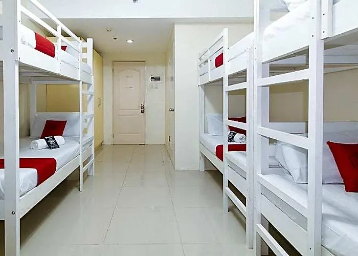Hotel Reddoorz @ Insular Square 2*