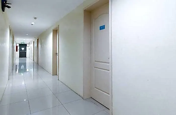 Hotell Reddoorz @ Insular Square 2*