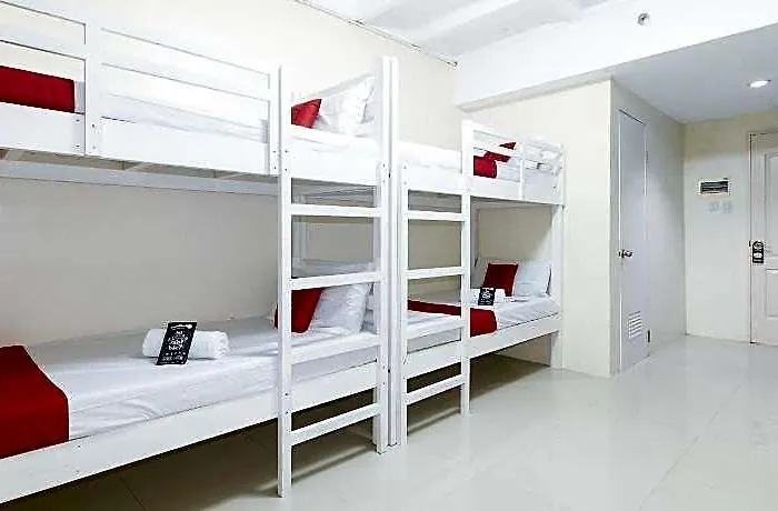 Reddoorz @ Insular Square Hotell 2*