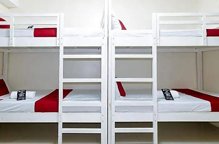 Hotel Reddoorz @ Insular Square 2*
